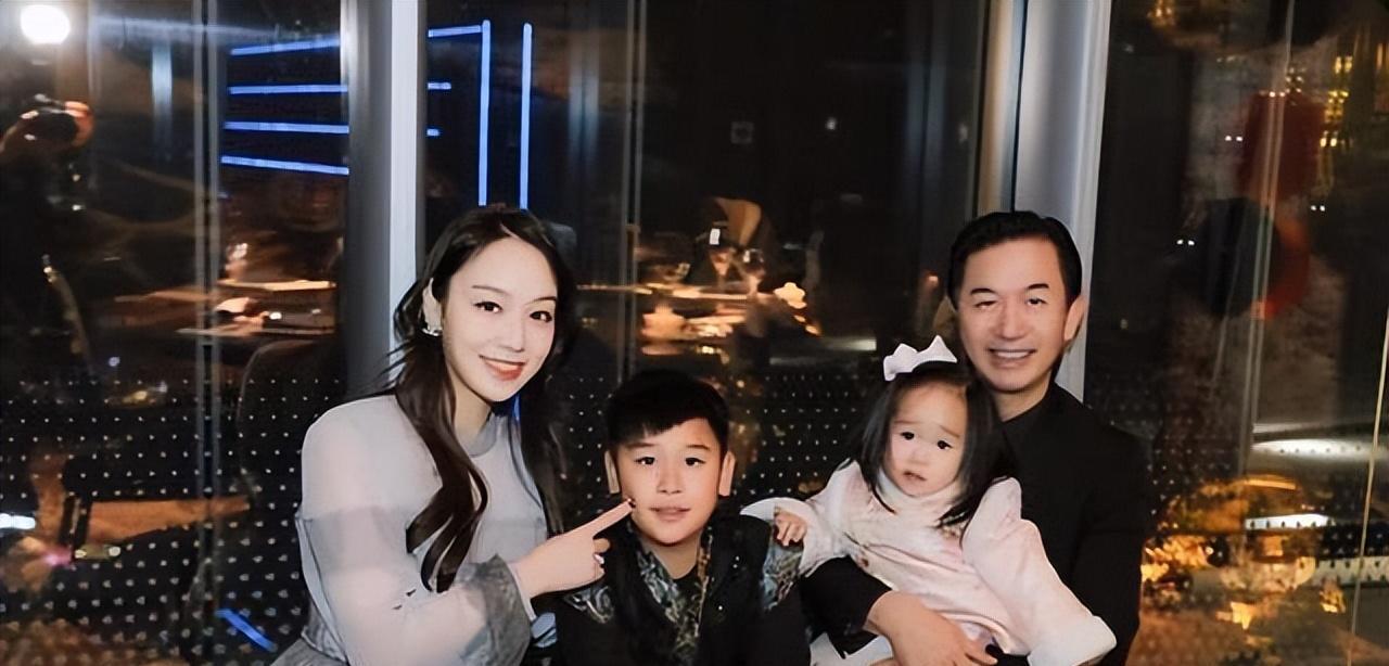 黄舒骏90后娇妻曝光，曾为选美比赛冠军，让54岁的黄舒骏再当爹！