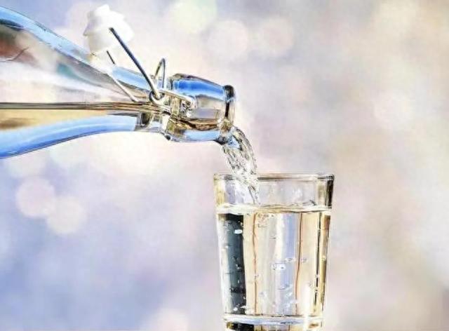 鼻毛总“窜”出来的男人，暗示了什么？鼻毛为何会变白？