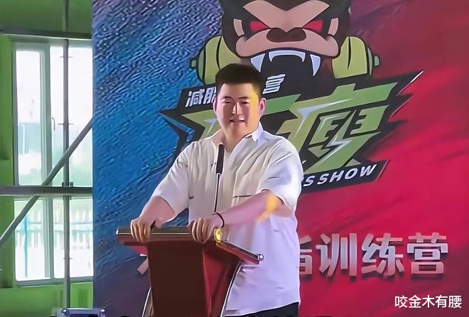 短发 赵本山大儿减肥中心开业，似小型明星见面会，赵家班齐齐出动捧场