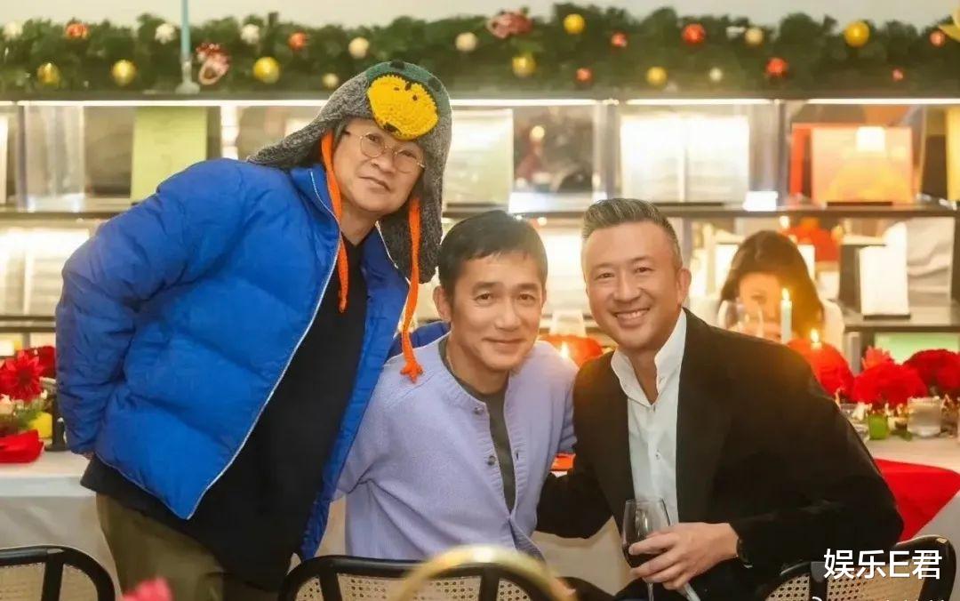 刘嘉玲晒圣诞聚会照，窦靖童代母社交，顺便继承了王菲的朋友圈