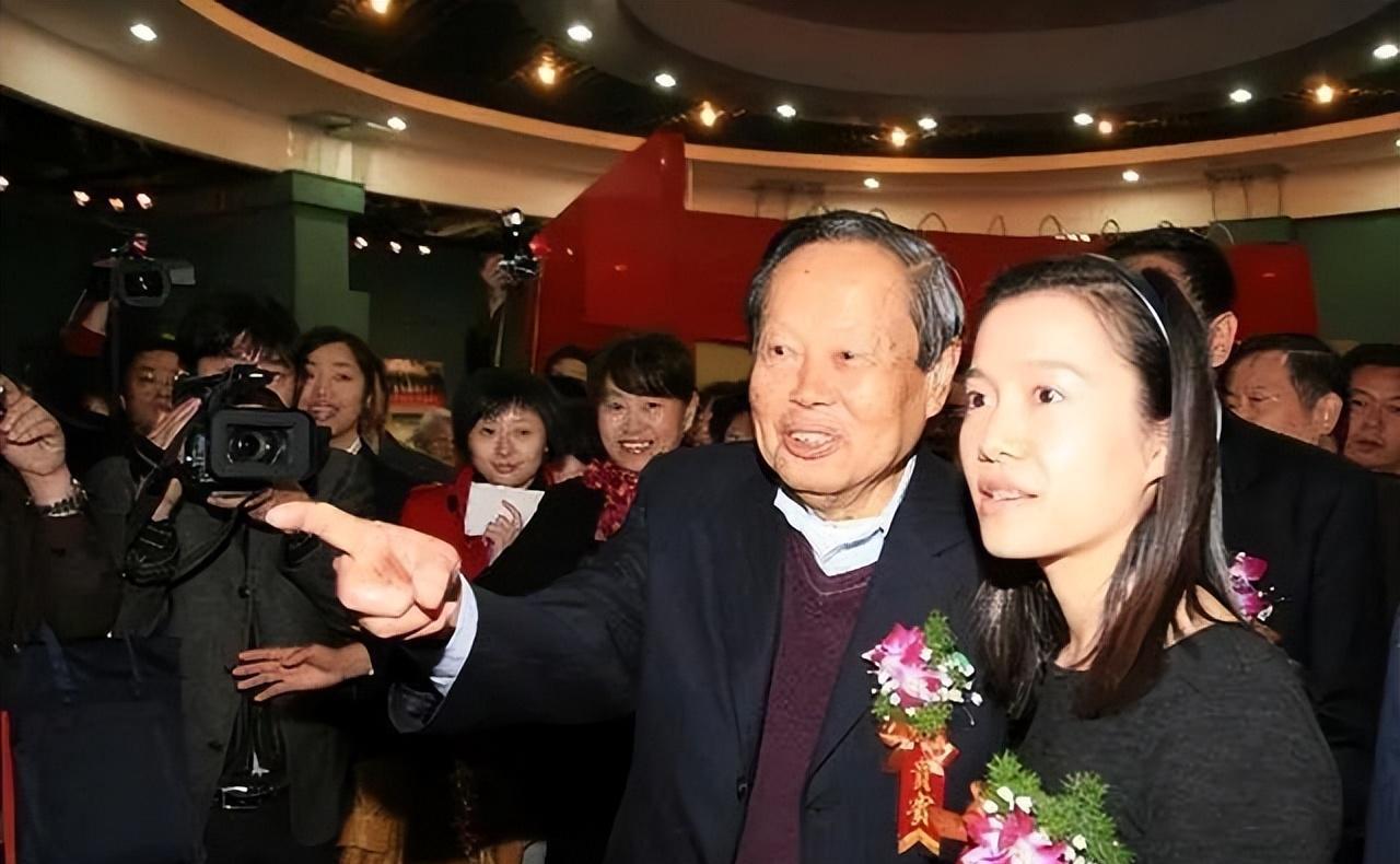 翁帆|101岁杨振宁状态堪忧？翁帆已准备好退路：冻9颗卵子改嫁后仍可孕育