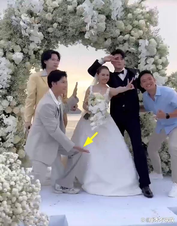 李珠衔和Angelababy闺蜜大婚，现场众星云集，酒席风格引争议！