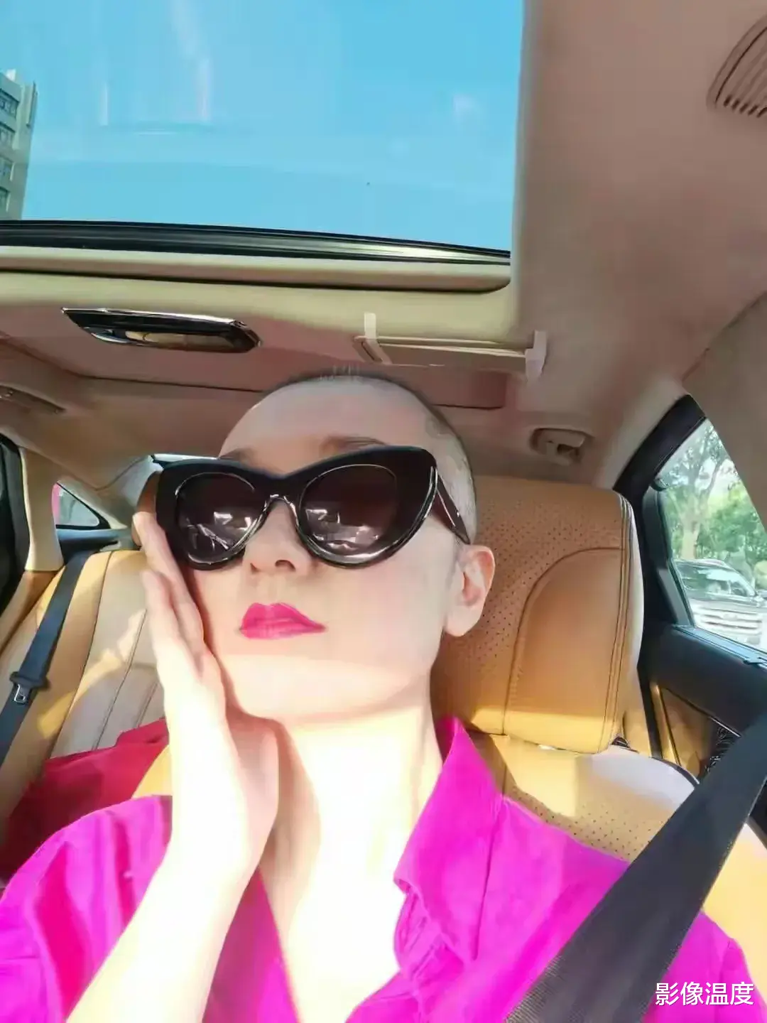 太突然！46岁女主持王静去世：刘芳菲参加哀悼，亲人曝病因，生前照片曝光