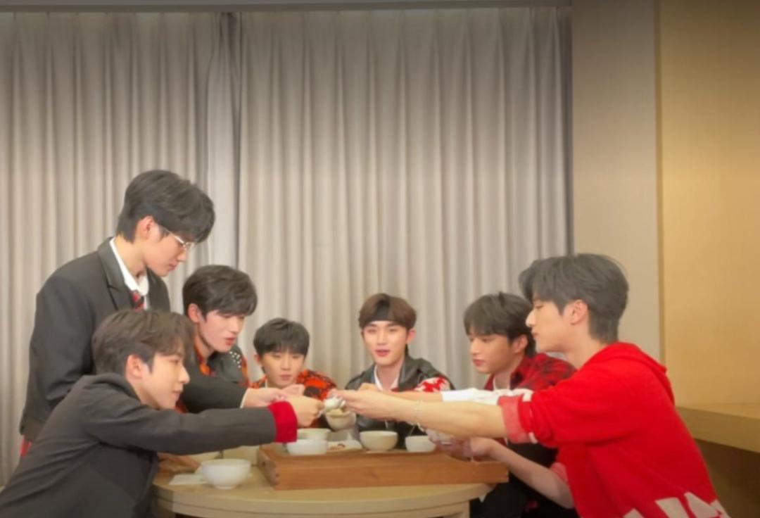 贺峻霖|贺峻霖眼睛受伤，公司刻意隐瞒？靠妆造遮盖，企图瞒过粉丝？