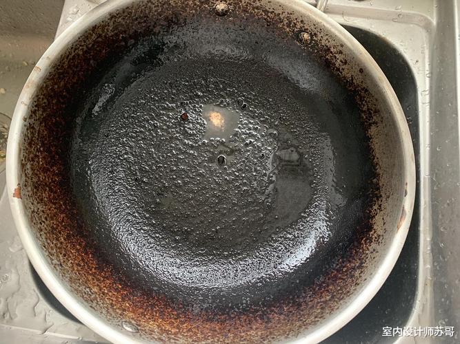 “夺命铁锅”有多可怕？家里有这样的铁锅赶紧扔掉，别不当回事！