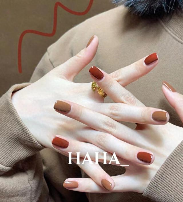 高贵显白美甲：金棕色YYDS--秋季美甲推荐