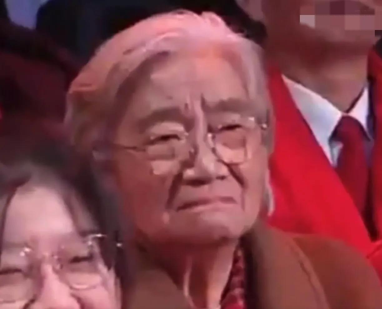 春晚|兔年春晚现场观众神情:挠头抓耳、皱眉头翻白眼,每秒都是表情包