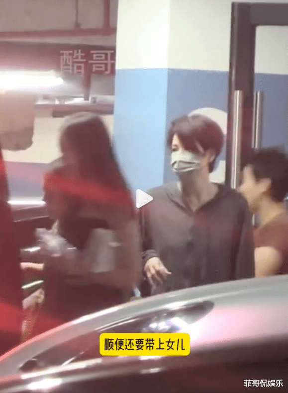 天后王菲近况曝光,独自现身KTV高歌狂欢,网友调侃:突然想去KTV找工作!