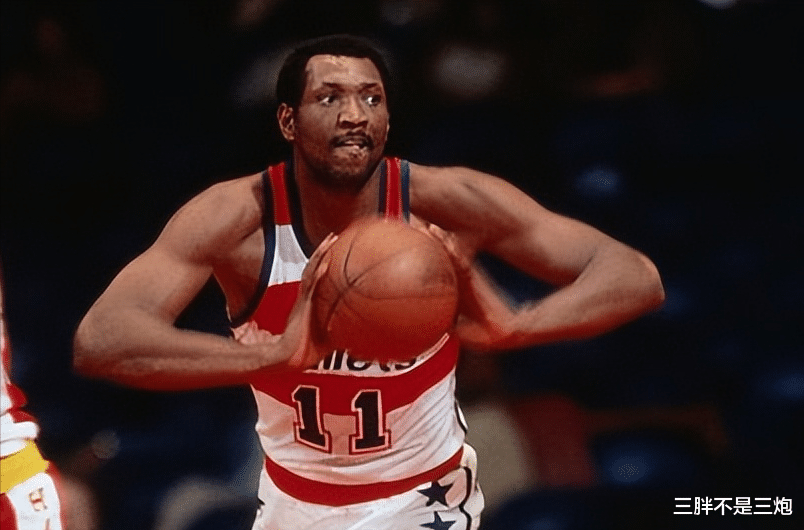 乔丹老詹都不够格？盘点职业生涯场均20+10的那些大神们！