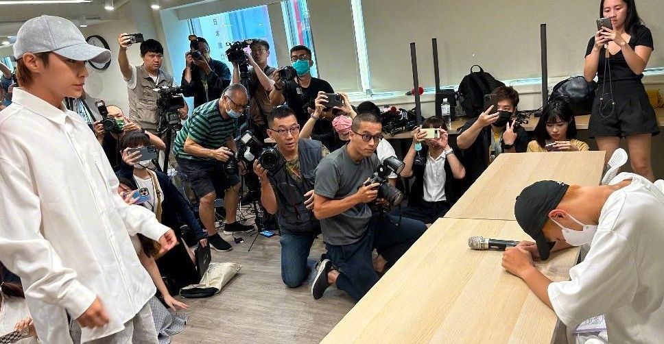 炎亚纶现身邱耀乐记者会,鞠躬向他道歉,邱耀乐全程低头激动落泪