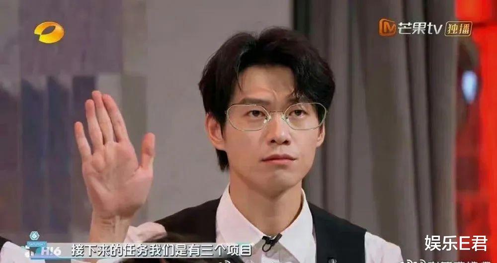 44岁秦岚街头生图曝光,苹果肌饱满鼻梁挺拔,网友:科技感很强