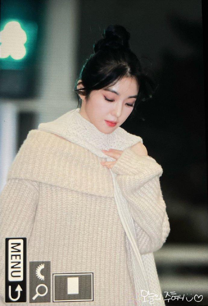 据传,Red Velvet成员Irene,在机场被一群粉丝拥挤推搡后受伤