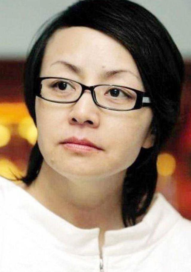 63岁宋丹丹北京逛街!身体虚弱需儿子搀扶,裤脚一高一低很有性格