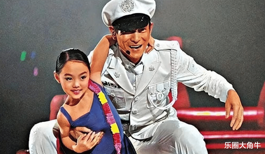 同样是李连杰基因,把黄秋燕女儿和利智女儿一对比,差距就出来了