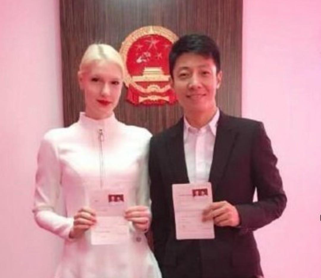 撒贝宁|撒贝宁回老家被偶遇，和爸爸合影笑容僵硬，独身一人未见老婆孩子