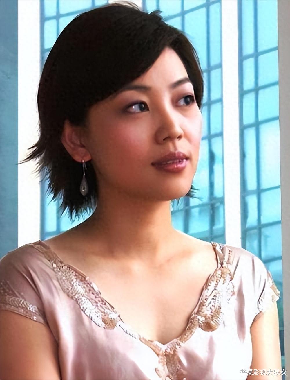 她是央视著名主持人,和丈夫分居17年,怀孕仍上班,风光后有心酸