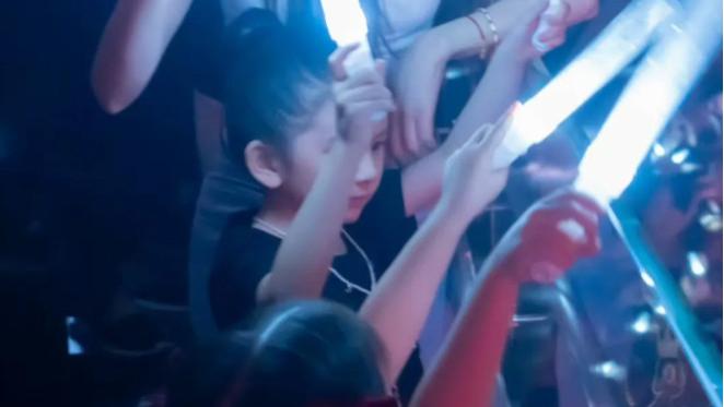 郭富城女儿正脸曝光，大眼睛高鼻梁像混血，网友：难怪没娶熊黛林