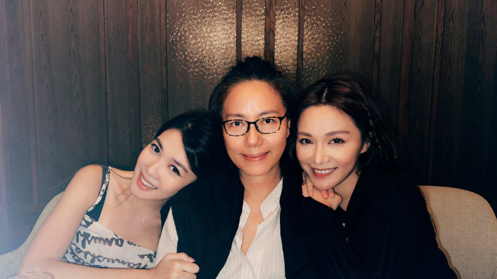 汤洛雯|TVB女星晒家庭照！被指与母亲五官如粘贴复制，网红妹妹肤白貌美