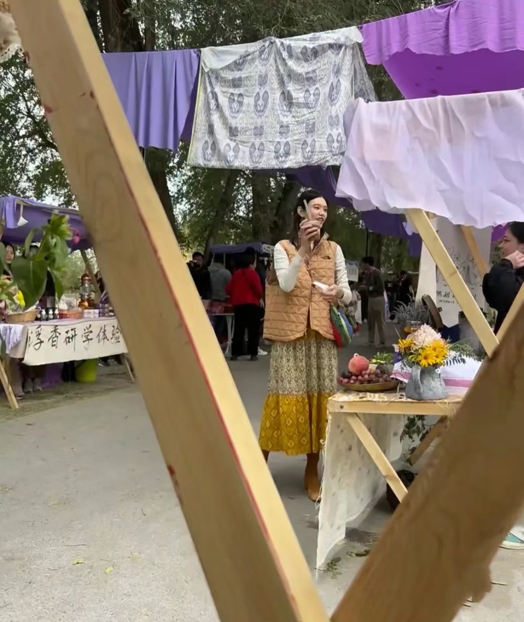 赌王四太梁安琪现身自家商场，亲自照顾孙子孙女，坐大堂吃饭接地气