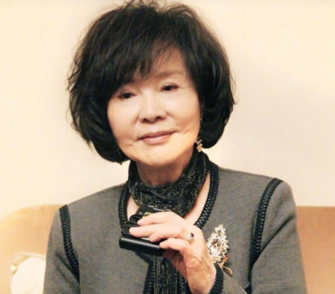 短发 78岁的陈亚蕾，留着一头小波浪的短发，穿着简单优雅的衣服，让她看起来成熟了不少