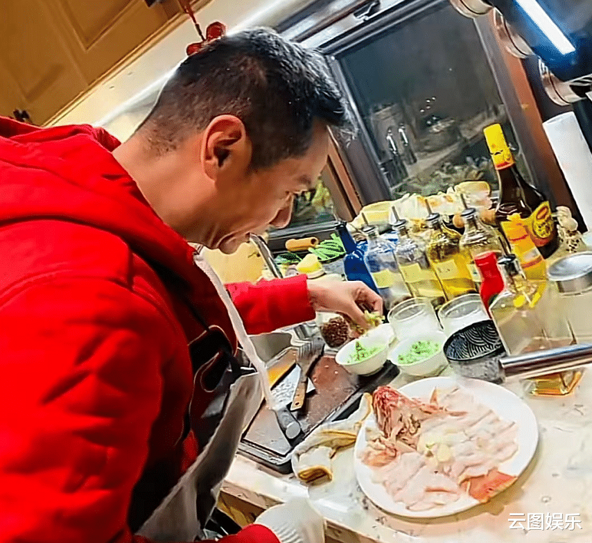 |52岁果靖霖做一桌菜庆新年,豪宅曝光很气派,丧妻多年单身无儿女