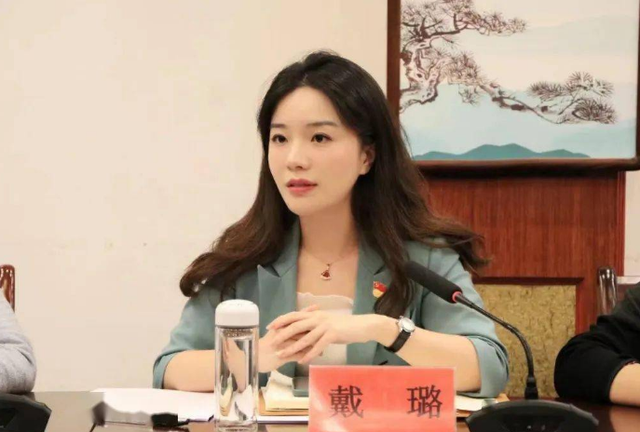 云浮|戴璐19岁的毕业照被曝光,在人群中很是显眼,果然,有颜值就是任性