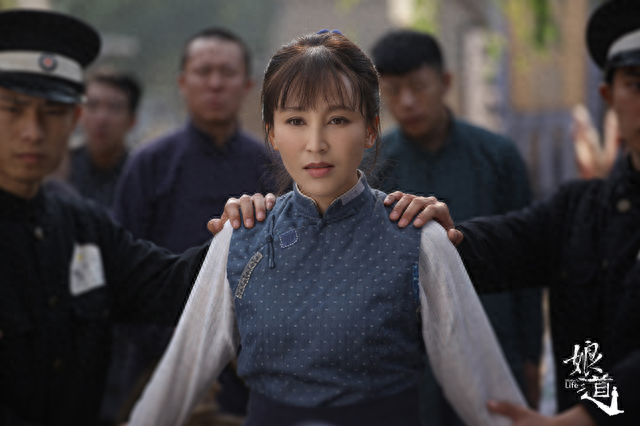 岳丽娜:19岁与男友私奔,在地下室连生3胎,如今被丈夫捧成影后