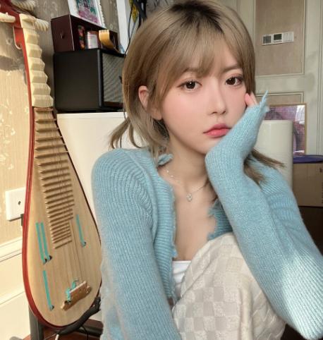 曝周淑怡与李小璐出轨对象恋情瓜,直播下跪道歉,被扒中专小太妹