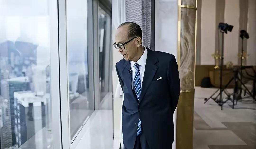 95岁李嘉诚现身游灵隐寺,身形暴瘦腿成麻杆,女保镖贴身陪同