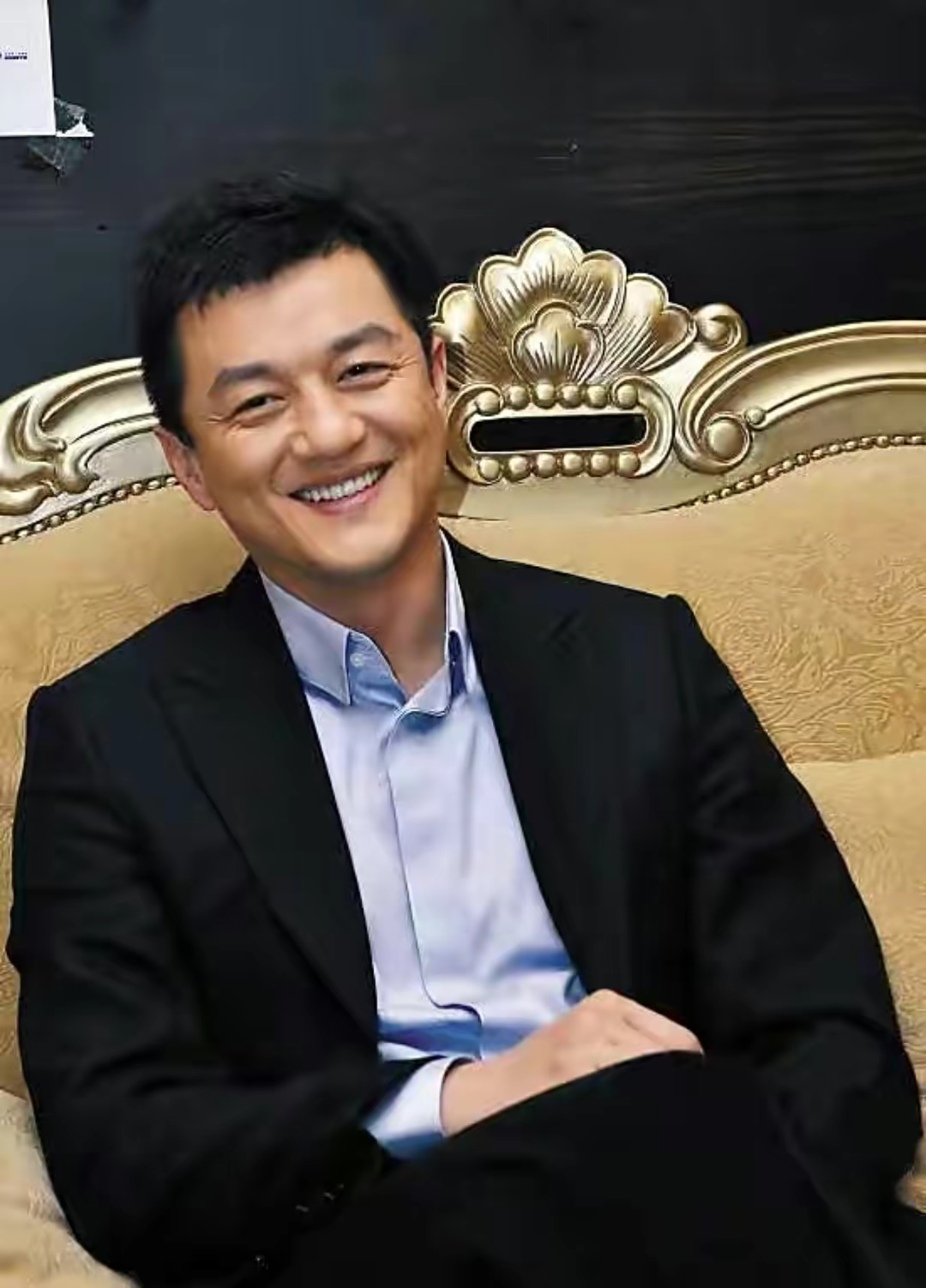 李亚鹏|李亚鹏扛锄头下地干活，仰头大吼被指行为尴尬，工具太新遭嘲作秀