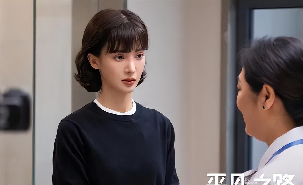 |央视“撑腰”！太子爷“被贬”成凡人？国剧职场终于不装了