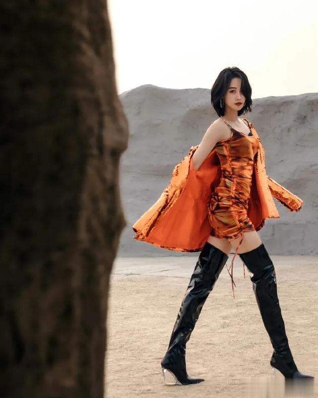 迪丽热巴|3月4日迪丽热巴黑西装造型气场全开，张天爱虞书欣抹胸裙性感迷人