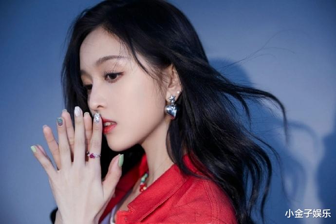 鲜艳红唇、红衣裙!吴宣仪带来时尚甜美写真