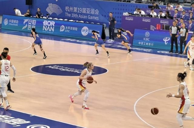 李梦亚运带妆打球,美甲抢镜却实力依旧,坚毅女王打破刻板印象!