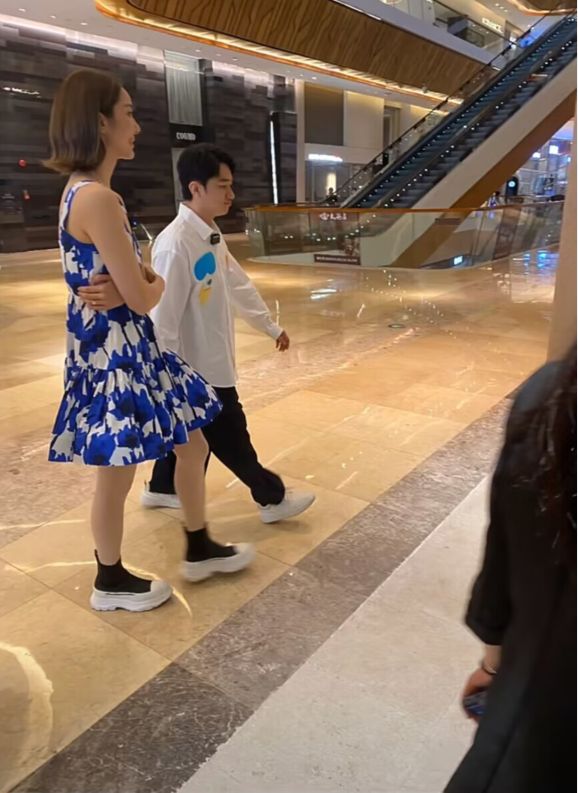 王祖蓝|王祖蓝夫妇现身家具店,李亚男被赞又高又瘦,两人身高对比太明显