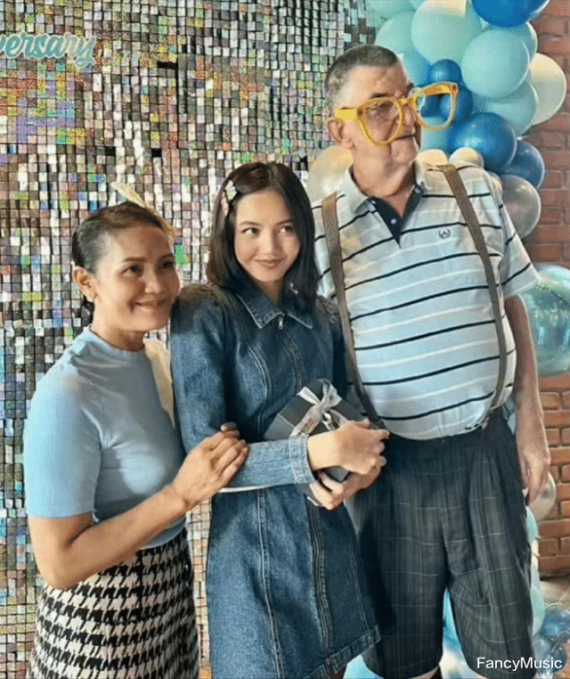 Lisa新照曝光变化大，神似菲佣令人惊讶，皮肤黝黑不复往日！