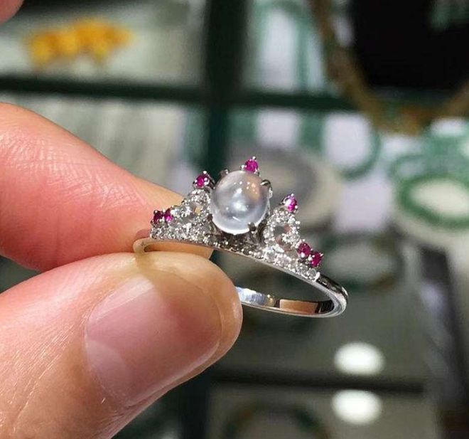 翡翠|翡翠皇冠，带上一枚翡翠冕戒，做自己的女王！