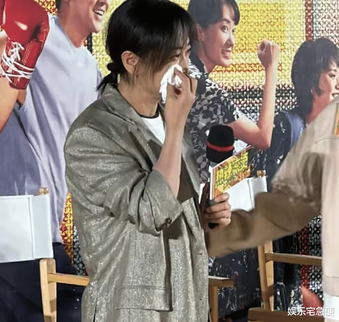 贾玲瘦身后见观众泪流满面,一身行头超10万,票房过12亿心情大好
