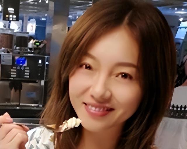 她在《非诚勿扰》上站五年,只爆灯不牵手,最终被孟非“赶”下台