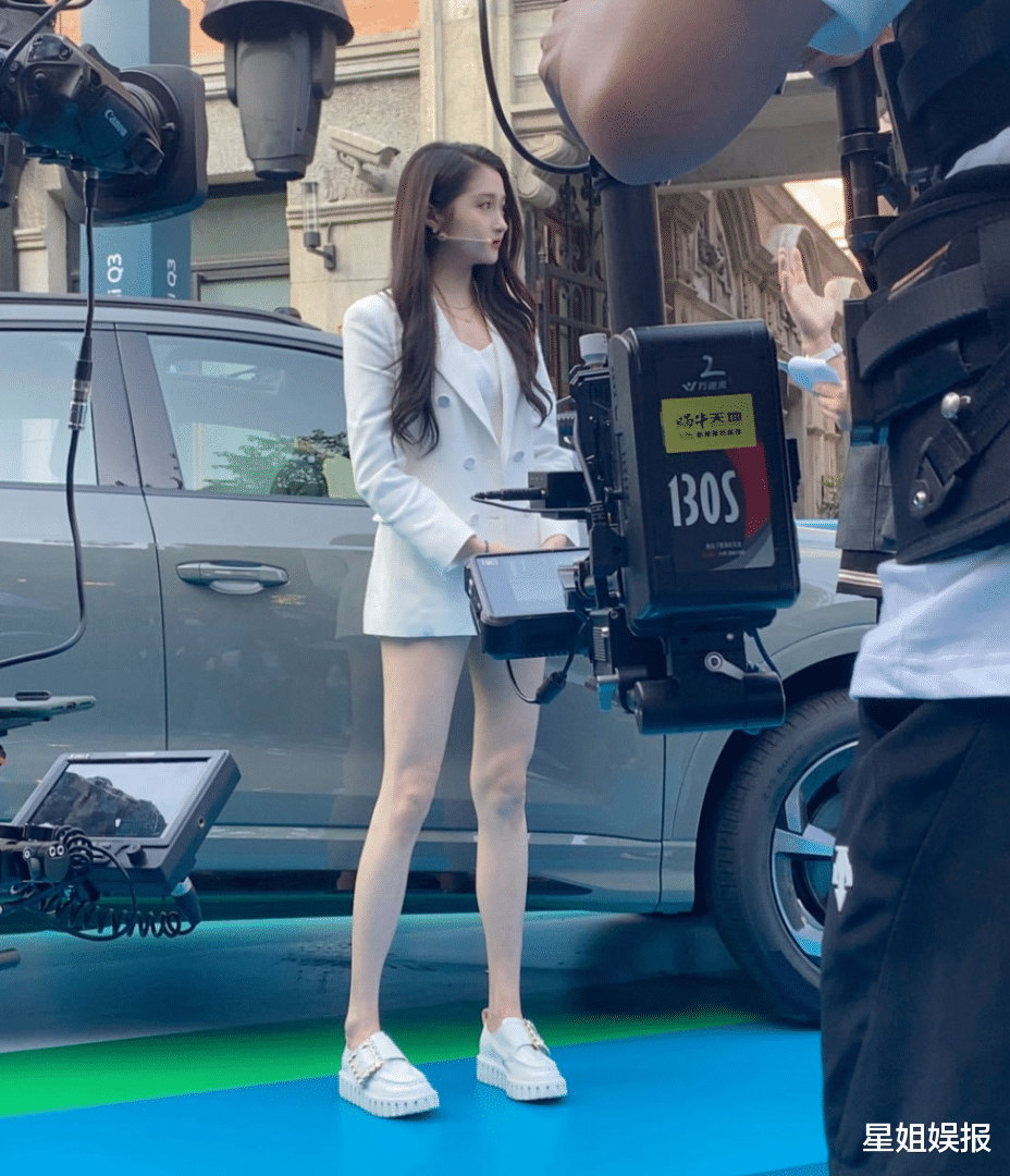 关晓彤她超爱!鹿晗巡演几乎每站都在,还穿情侣装在重庆路边吃面