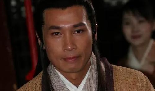 52岁视帝秃顶胡子拉碴，千万片酬仍生活艰难，只因娇妻太磨人