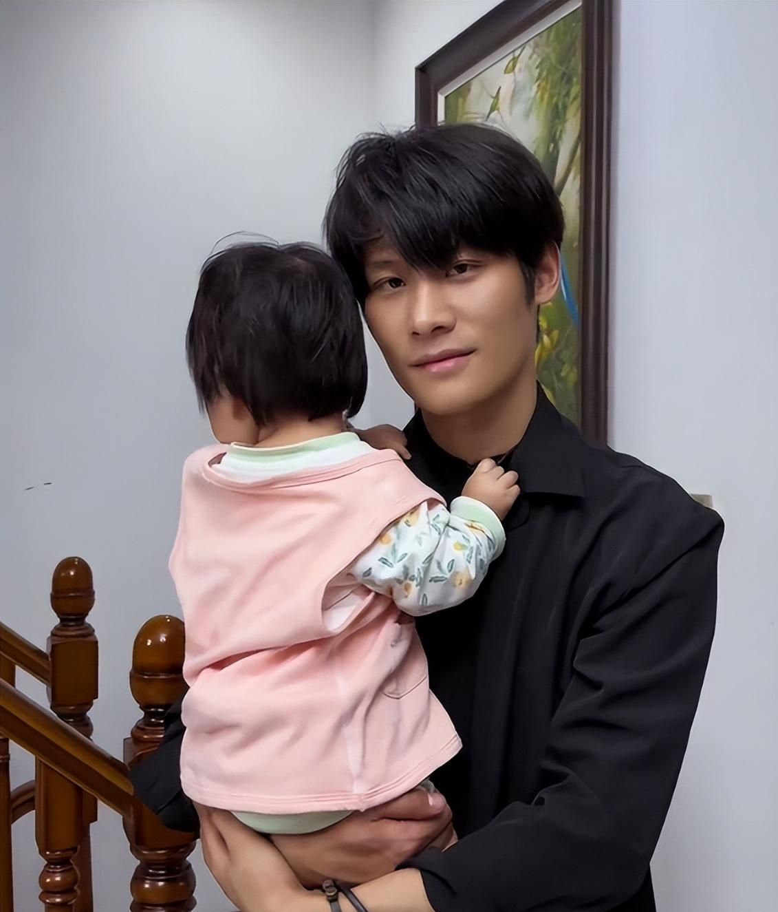 大杨哥妻子两周年纪念，豪宅内亲自下厨庆祝，女方表情冷淡疑摆拍