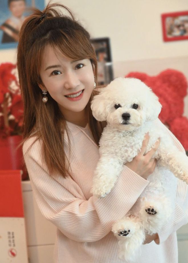 李念|38岁阔太李念生三胎,抱小宝宝萌照曝光,画面温馨有爱,但紧张了