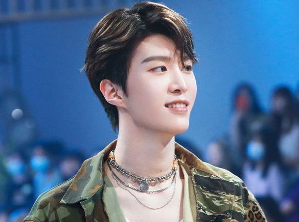 范丞丞|范丞丞蘸菜汤被马伯骞嘲笑，看他下意识的举动，撕开内娱的遮羞布