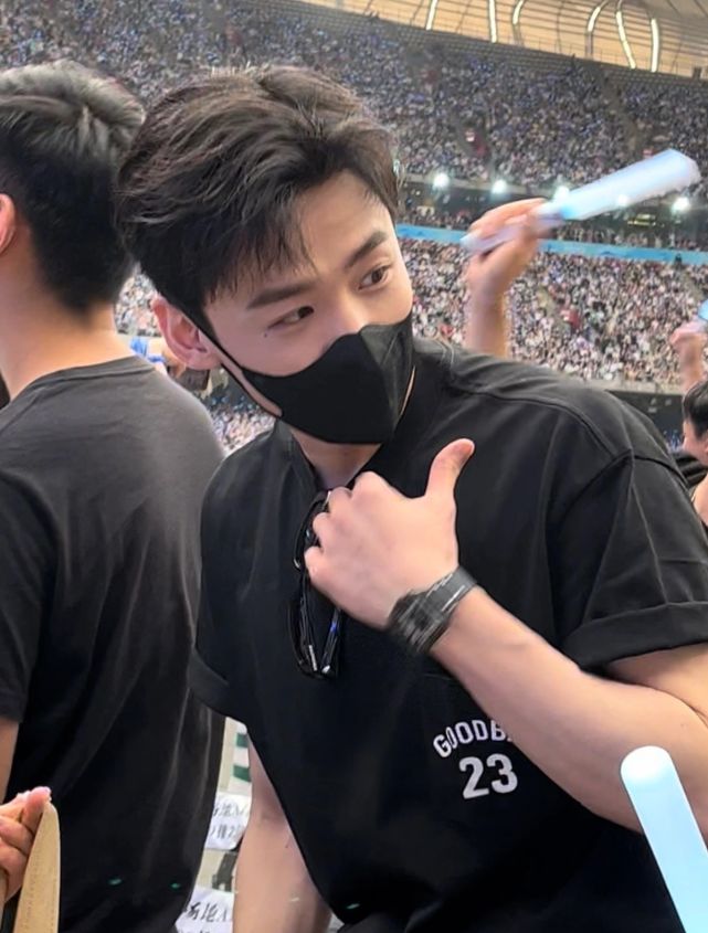 白敬亭|白敬亭参加发小婚礼，打扮低调厚底鞋抢镜，戴眼镜被调侃像老干部