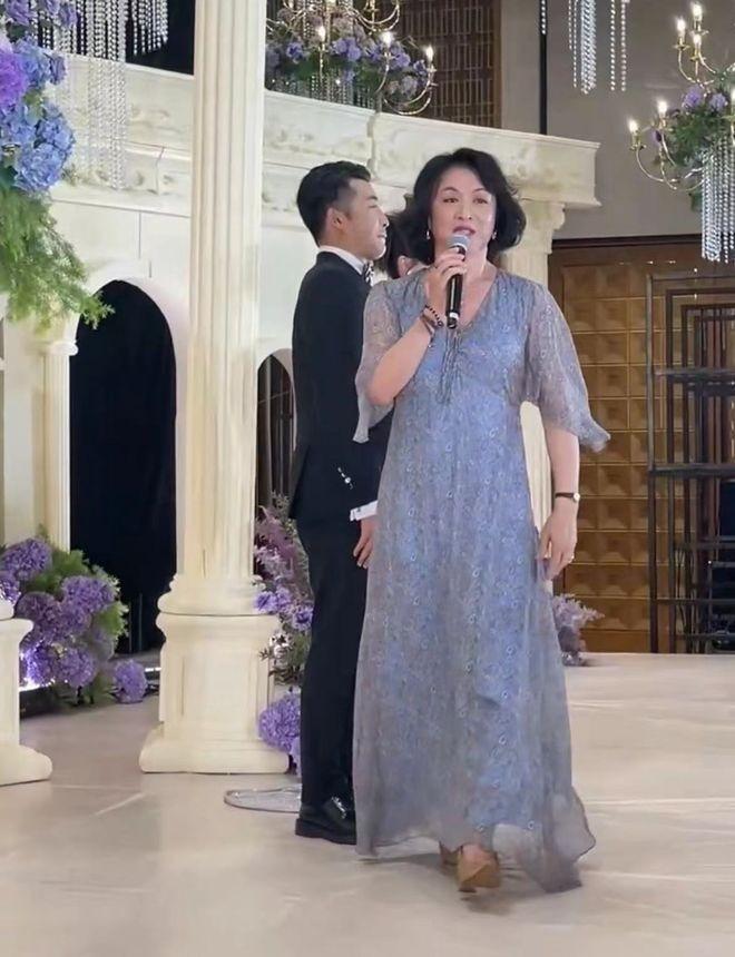 金星|金星参加干女儿的婚礼，穿透视长裙脚踩高跟鞋，网友：风头抢走了