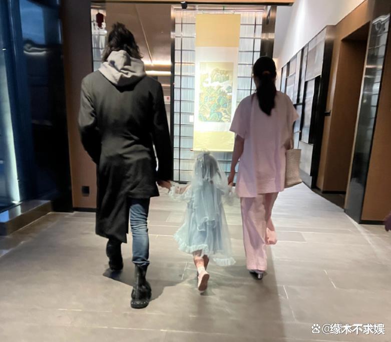 郭碧婷一家3口参加婚礼,和向佐当众秀恩爱,生图却被嘲沧桑太多!