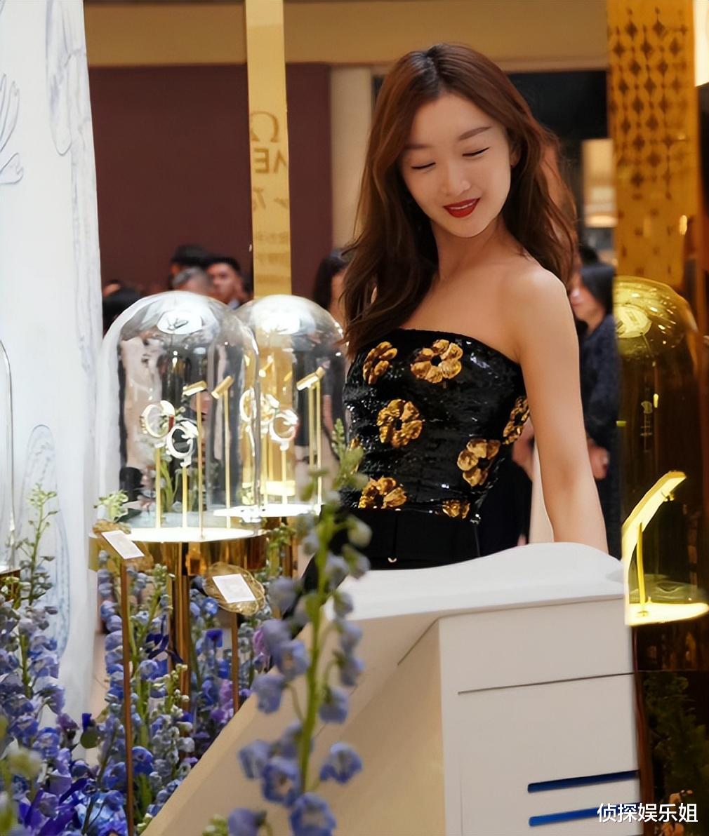 周冬雨|31岁周冬雨活动生图,穿抹胸装御姐范十足,被赞肤白貌美气质佳