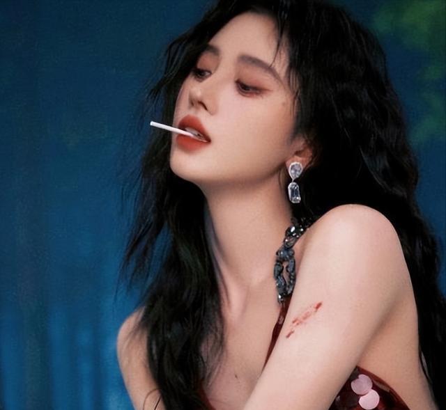 张嘉倪|张嘉倪出席活动,屁股“太翘”引热议,网友:好明显的假屁股