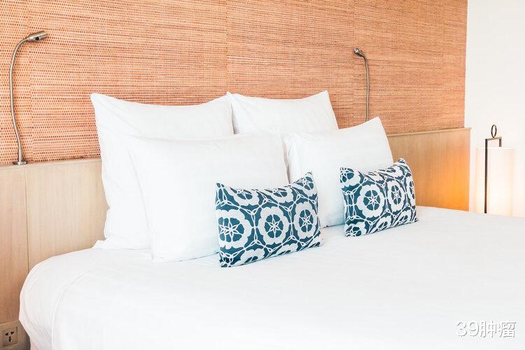 医生|男子腹部痒,医生用镊子夹出16只阴虱!注意:阴虱有4个传播途径